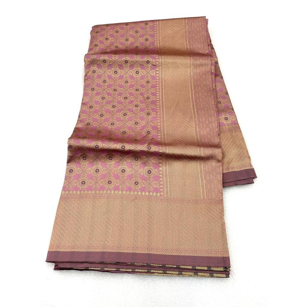 Seiden-Sari aus dem ALMAARI-Store ist mit wunderschönen Zari-Arbeiten in Form traditioneller Motive verziert