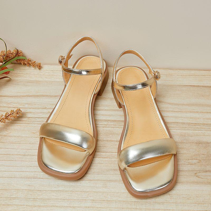 Exquisite and high-end golden flat-soled sandals for women's 2025 new summer models with beef tendons and soft soles are versatile and not tiring.
