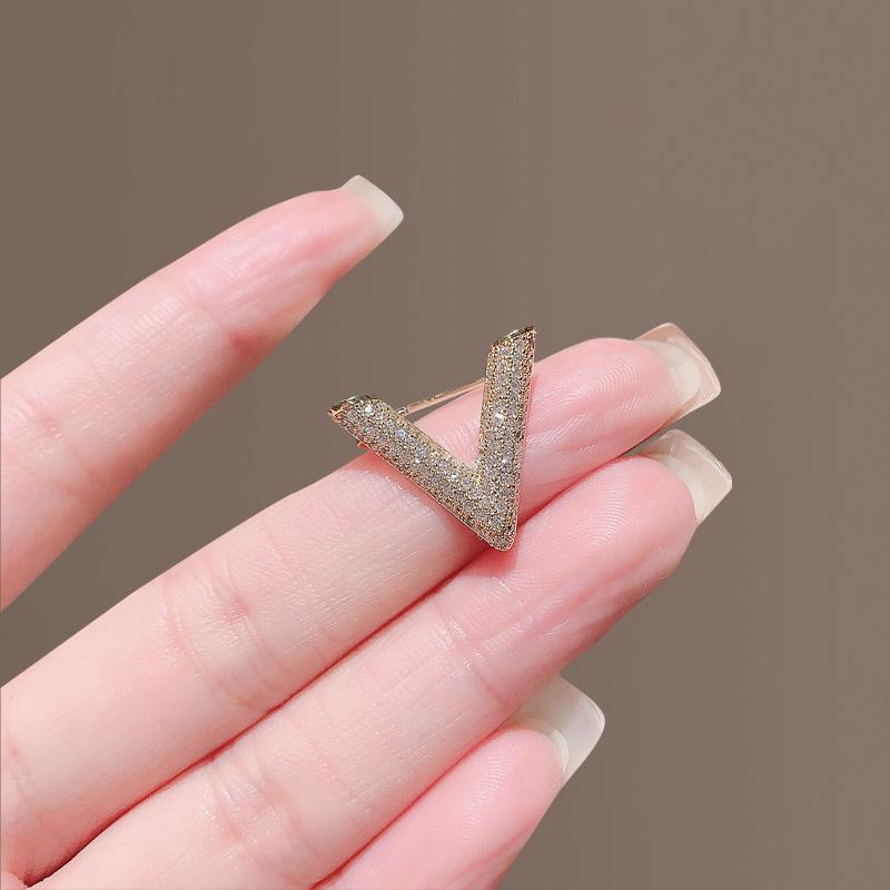 Simple Minimalist Crystal Letter V Brooch Pin for Women Men Rhinestone Triangle Brooches Pins Collar Accessories