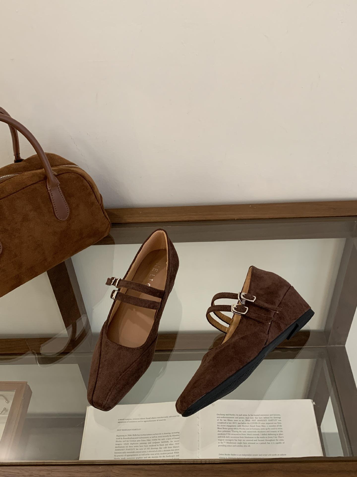 

French one-word buckle slope heel Mary Jane shoes women s spring and autumn 2025 new models with skirts commuting evening breeze single shoes women 39