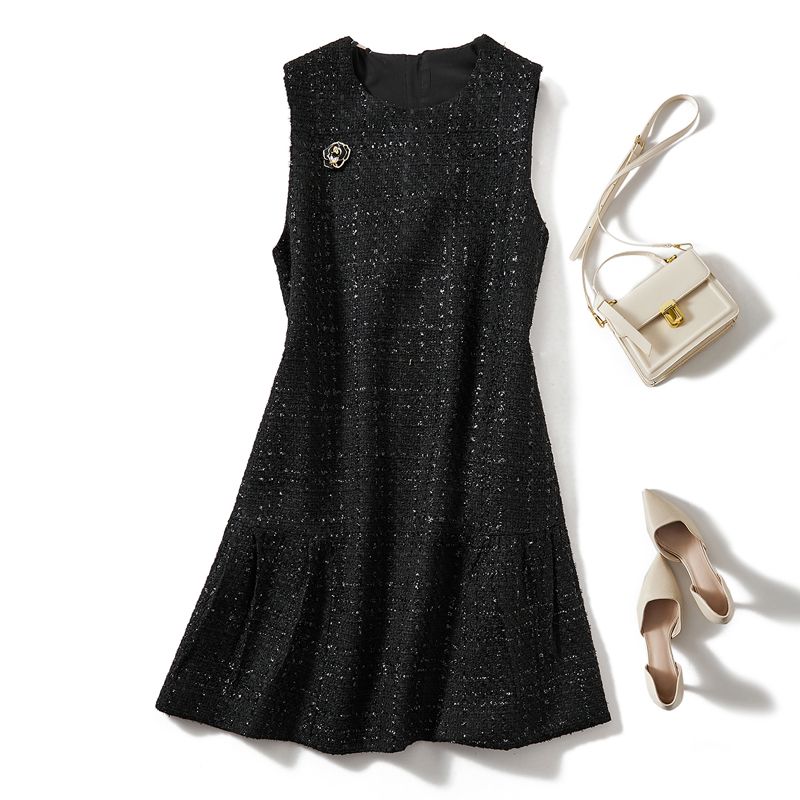 Hepburn Black Dress! Women Sleeveless I-Shaped Wool Shaping Dress Autumn and Winter Slimming Base Skirt Send Brooch