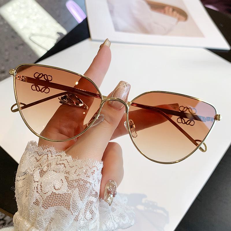 

Металлические солнцезащитные очки «кошачий глаз» 2024: Высококачественный, с защитой от УФ-лучей, облегающий вогнутый силуэт для женщин As shown