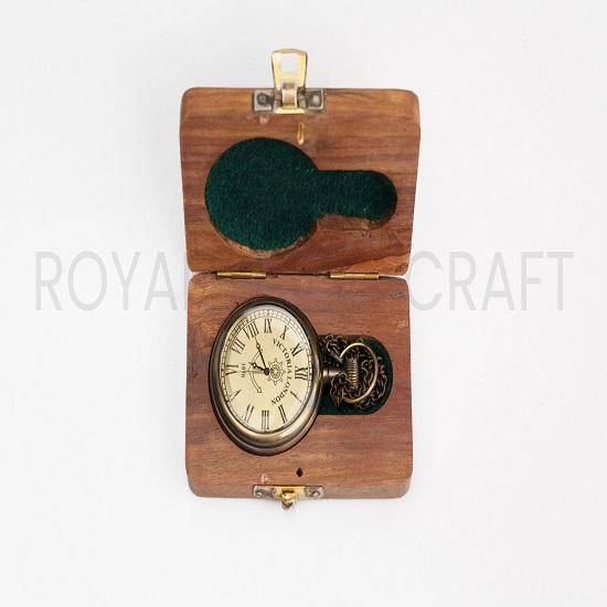 

Стильные карманные часы на батарейке в стиле стимпанк в викторианском стиле в стиле Лондон 1876 года с цепочкой и деревянной коробкой