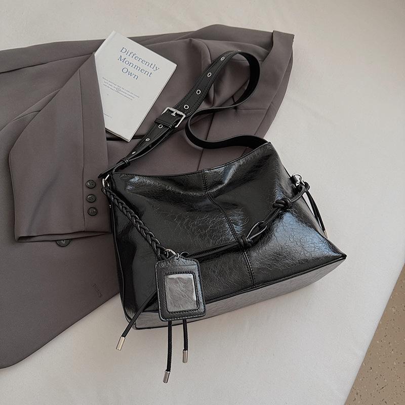 

Ретро сумка большой вместимости женская сумка 2025 осень новая сумка-тоут для учебы и работы в колледже, сумка-мессенджер в зарубежном стиле чёрный