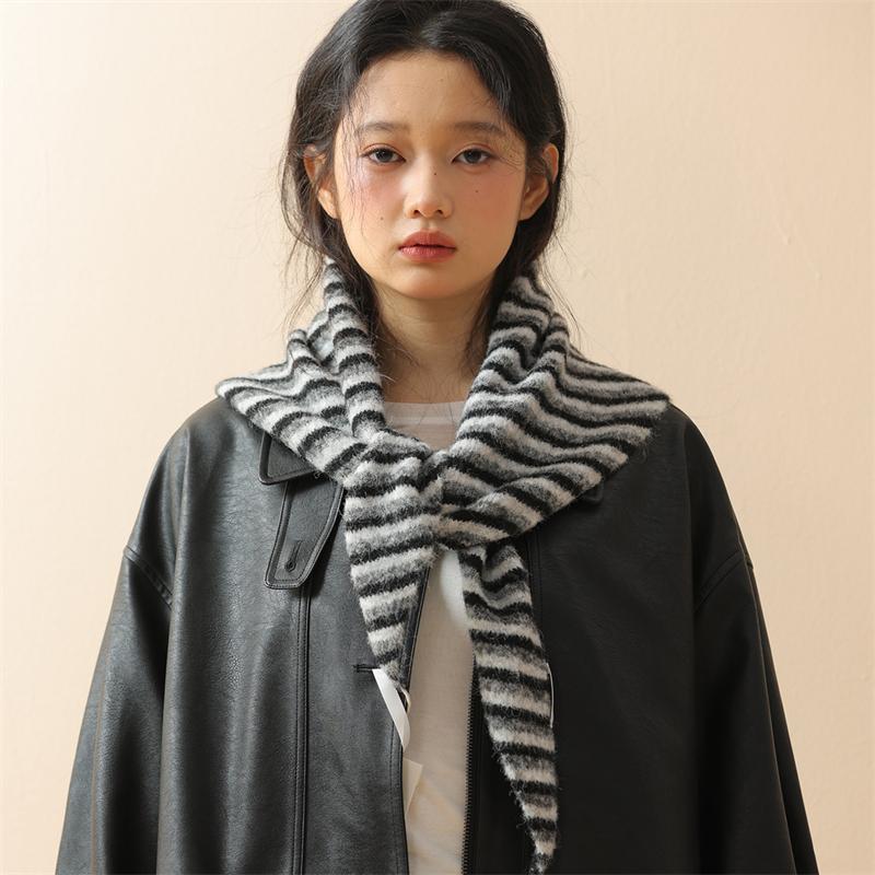 Knitted Scarf Women 100% Wool Winter Warm Scarves Bright Stripe Design Thickened Shawl Soft Triangle Pashmina Neck 2025 NEW