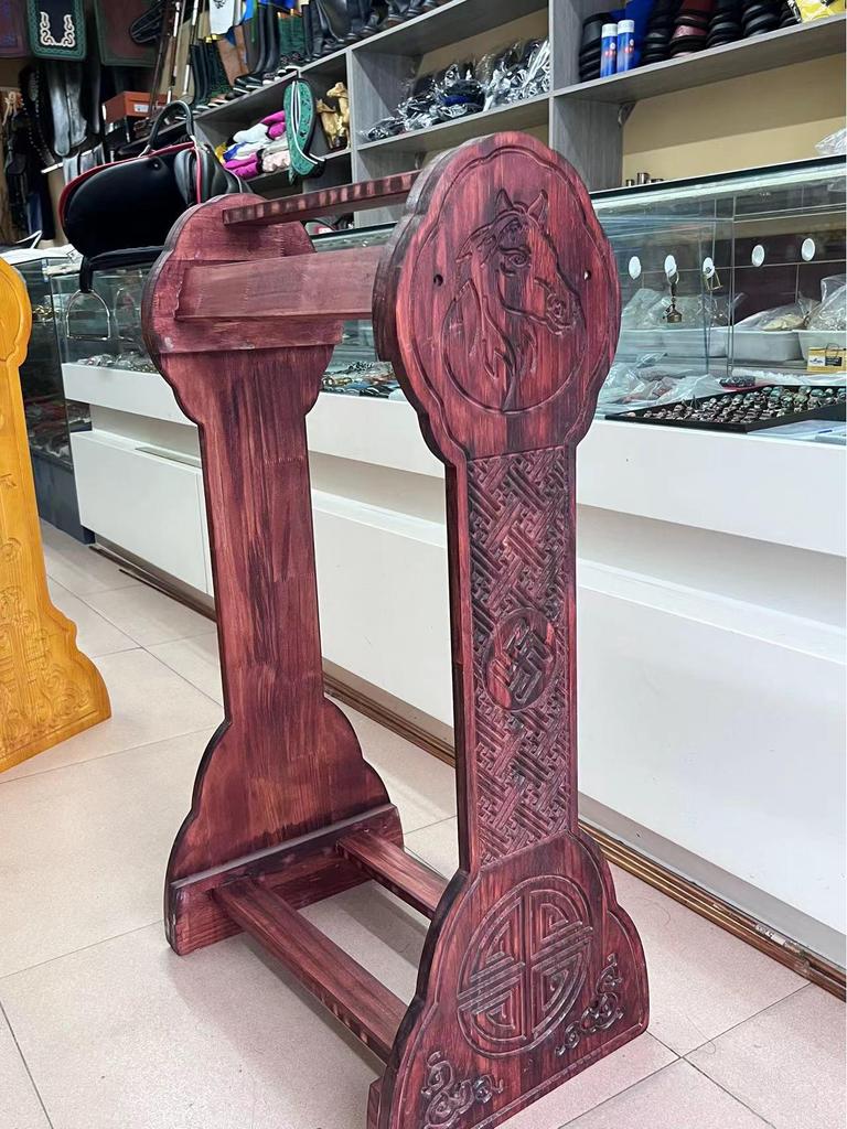 Sattelständer & Ausstellungsständer aus Massivholz Dekoration