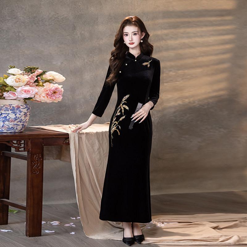 Embroidered burgundy velvet national style new Chinese Suzhou long-sleeved improved cheongsam women's senior feeling happy mother-in-law wedding dress
