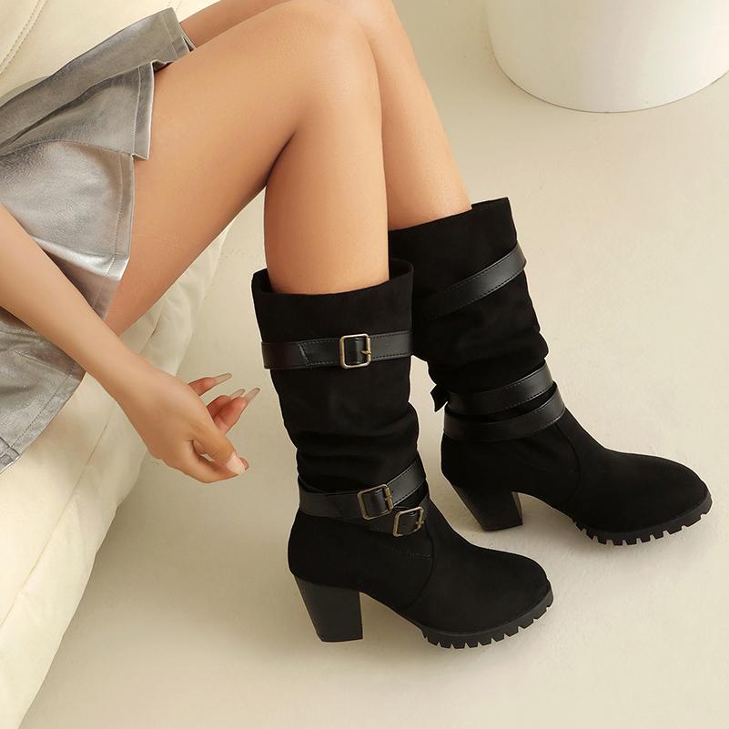 Didelio dydžio minkštos PU medžiagos apvadas su trijų eilių sagtimi moteriškiems vidutinio ilgio batams su smailėjančiu storu kulnu ir flokuota medžiaga blauzdos batams