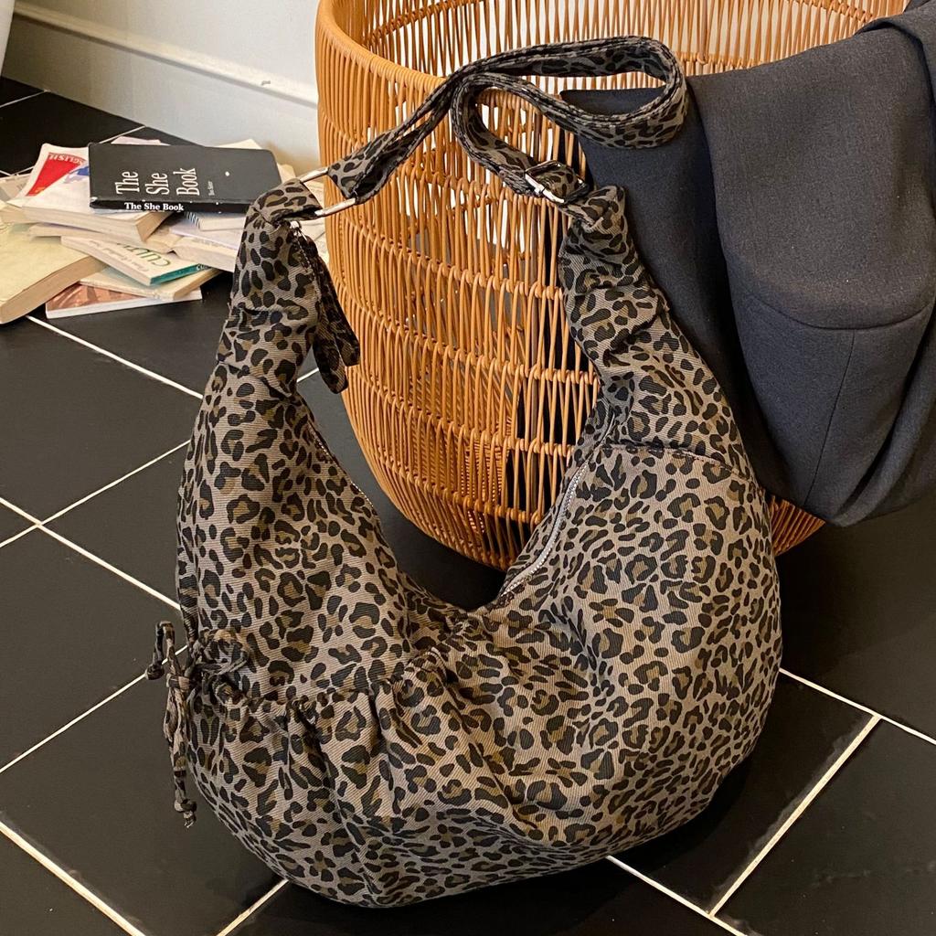 Large Capacity Bag Women's Simple and Fashionable Commuter Shoulder Bag New Casual Versatile Foreign Style Leopard Print Tote Bag