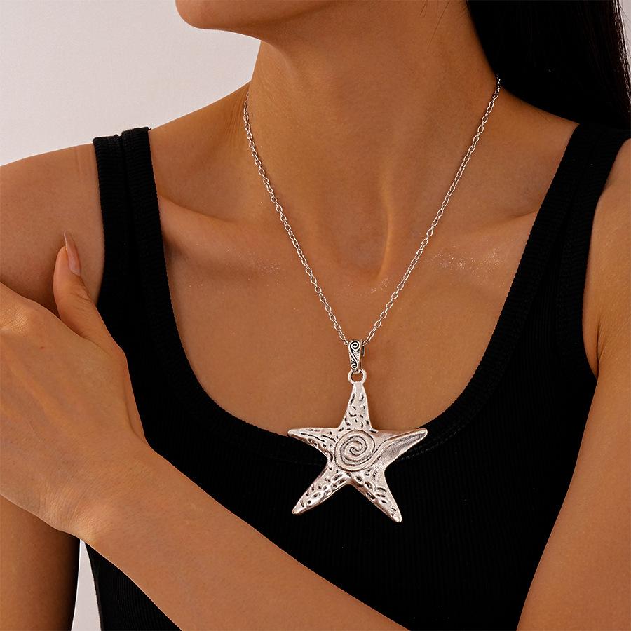 Retro Metal Heart Conch Necklace: Luxurious, Unique, and Exaggerated Clavicle Chain