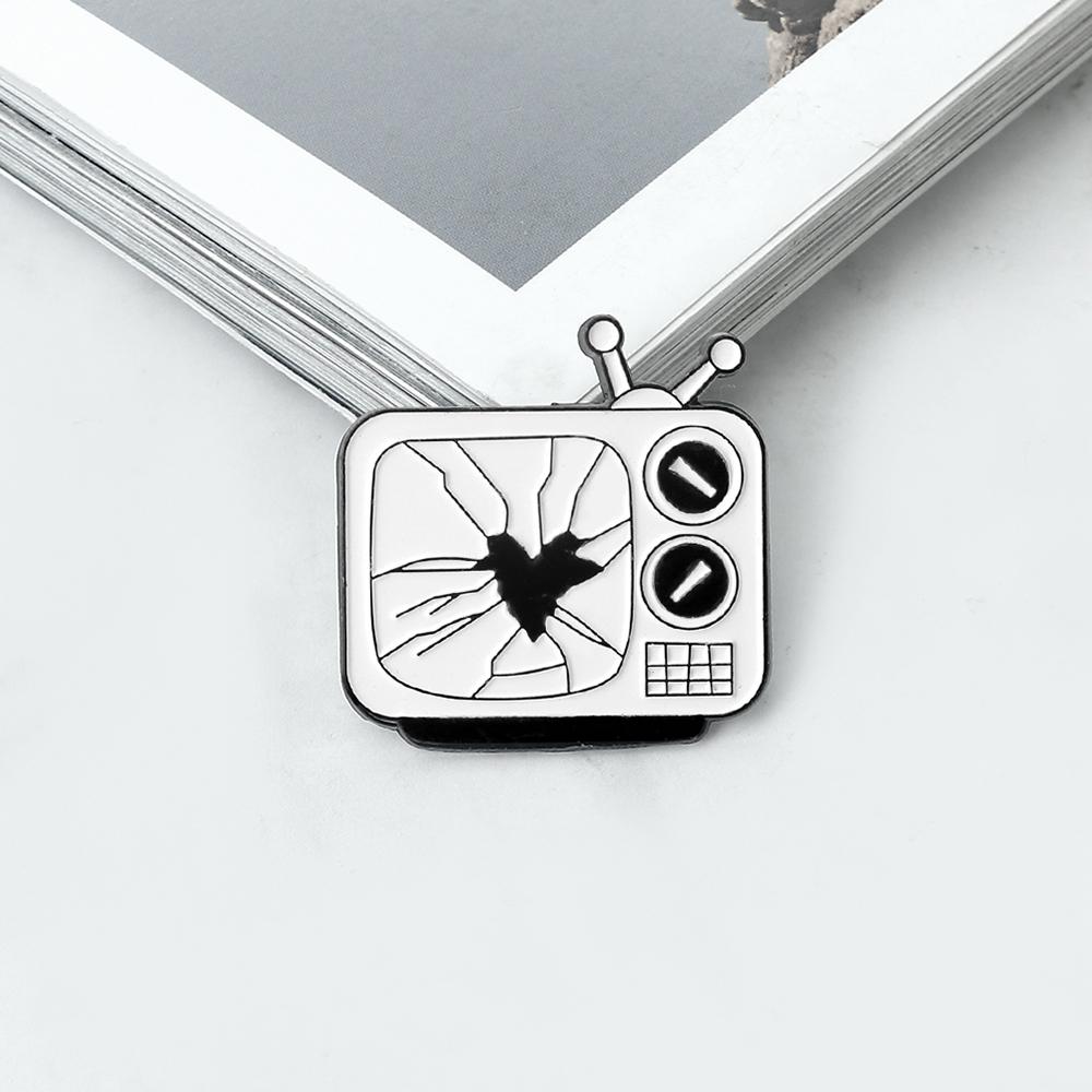 

Vintage Daily Supplies Pins Black and White Heart shaped TV CD Player Lock Pop Can Brooches Badges Backpack Clothing Accessories