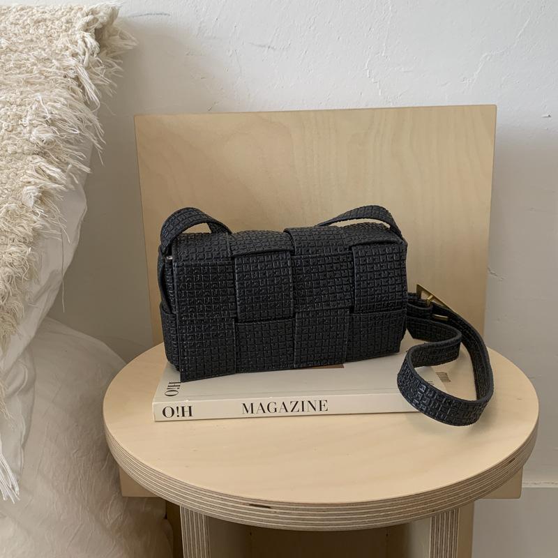 

Solid color woven versatile casual small square bag women s commuting personality advanced sense solid color temperament foreign style messenger bag чёрный