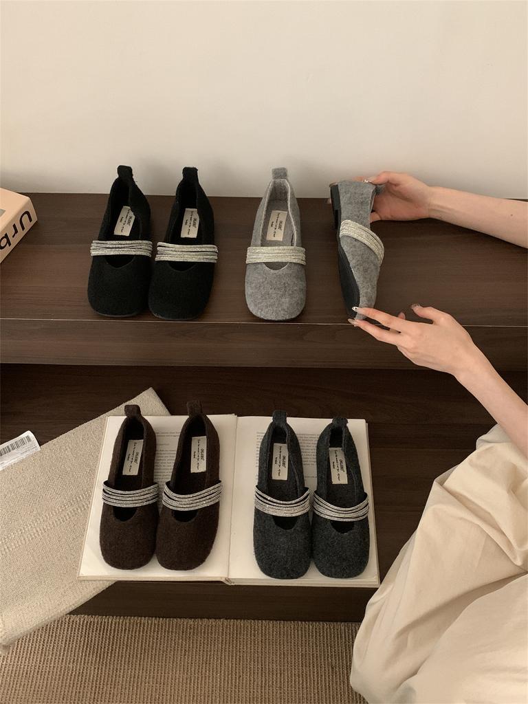 Französische Mary Jane Schuhe aus Samt mit Strasssteinen und flachem Boden für Damen, Herbst und Winter 2025, neue flauschige Einzel-Schuhe mit leichtem Ausschnitt, Damenschuhe