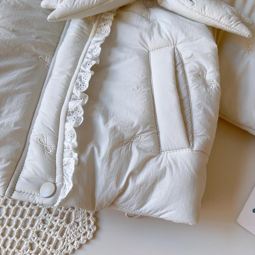 Wintermantel für Mädchen mit Schleife: Stilvolle, warme Baumwolljacke mit langen Ärmeln und Spitzenbesatz