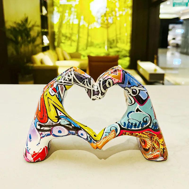 Farbenfrohe Liebesgesten-Ornament, Kunstharz-Handwerksdekoration für Zuhause, Wohnzimmer-Schreibtisch und Bücherregal, Paar, Valentinstagsgeschenk.