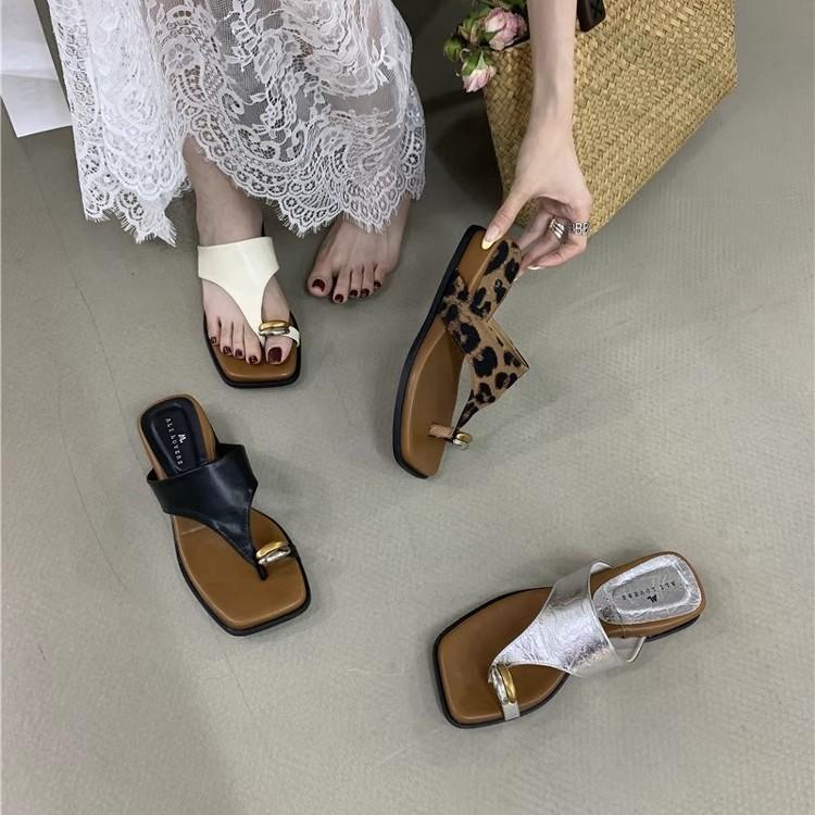 Wedge Heel Metal Set Toe Slippers Women's Summer Wear 2025 New Vacation Beach Shoes Korean Version Popular Leopard Print Cool Slippers