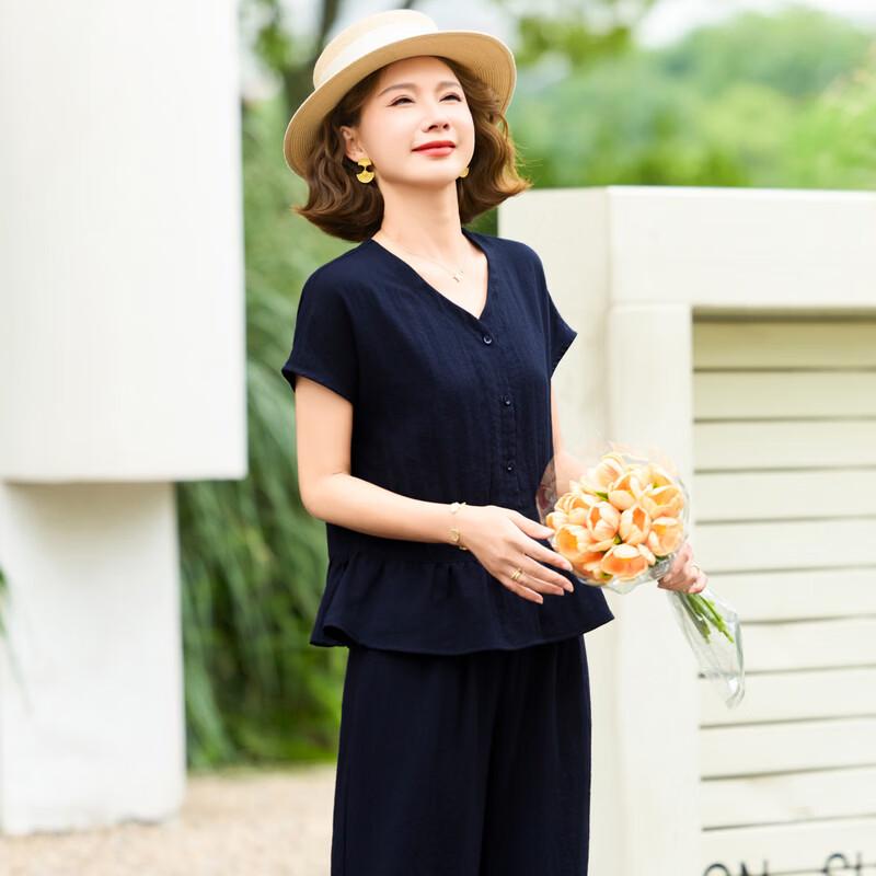Elegant Two-Piece Summer Outfit for Middle-Aged Women