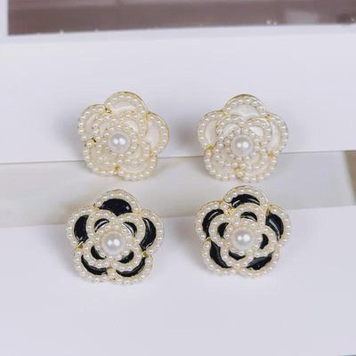 Eleganti orecchini di perle di camelia coreana: Stile alla moda e di alta gamma