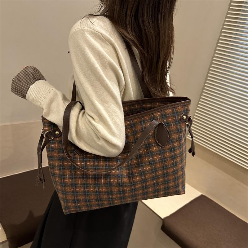Premium sense large capacity bucket armpit bag Korean niche autumn and winter fashion shoulder bag woolen plaid tote bag