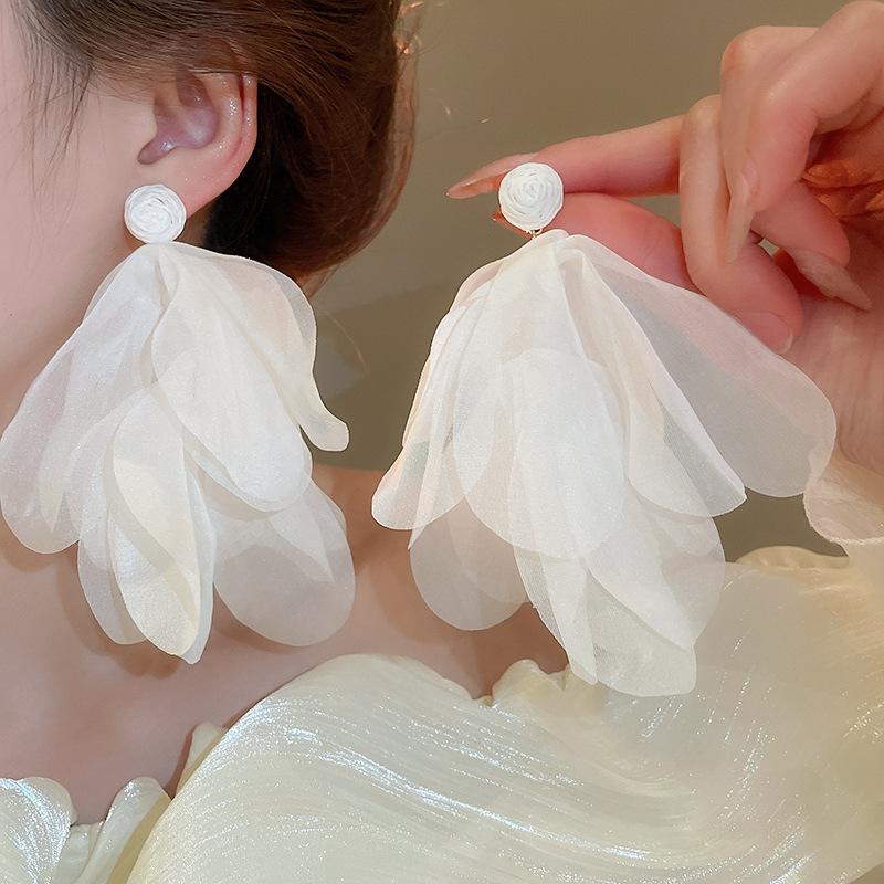 Silver needle French retro flower pearl fringed earrings personality sweet temperament stud earrings women