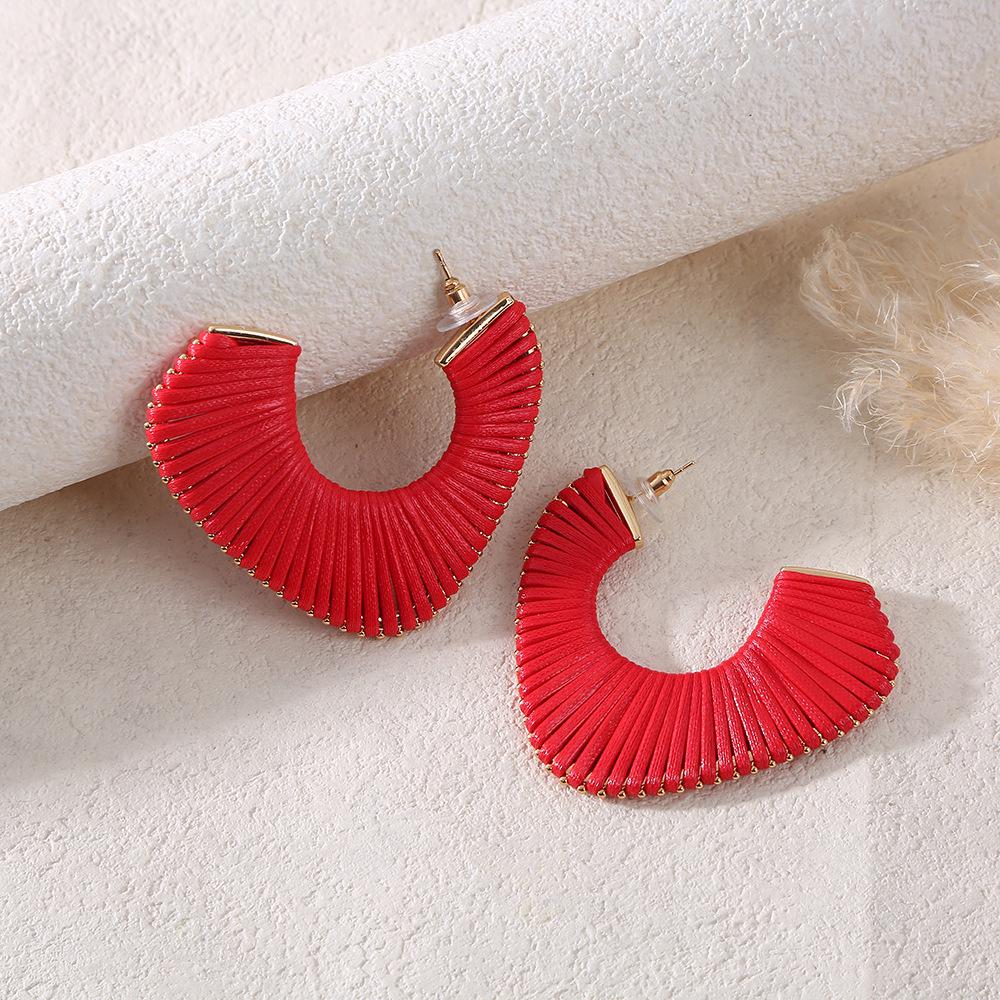 Exaggerated Retro C-Shaped Maillard Weave Stud Earrings: Light Luxury with a High-End, Sophisticated Temperament