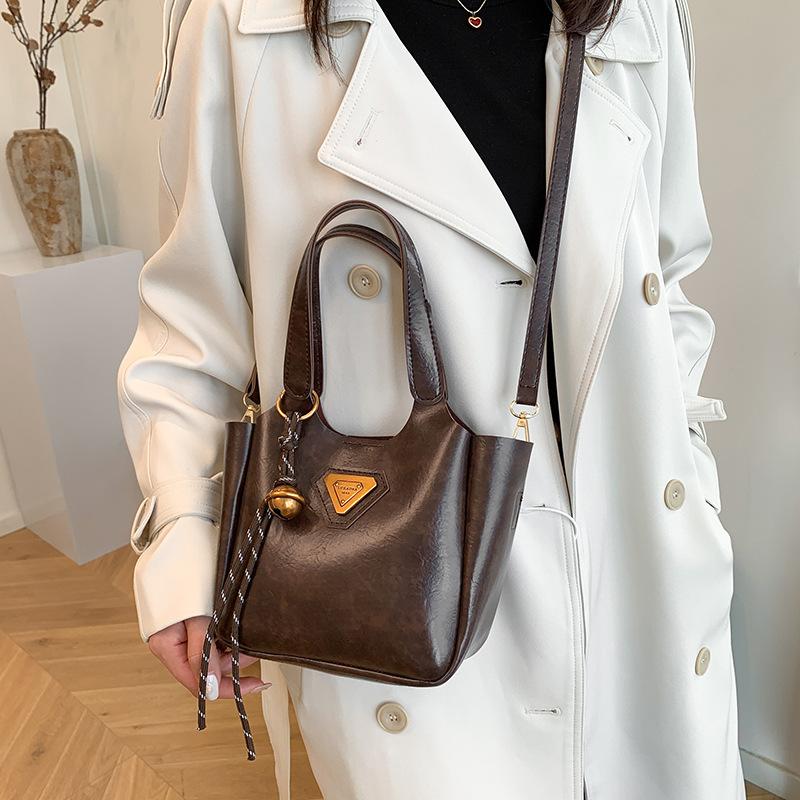 Simple Retro Women's Bag 2025 New Messenger Bag Winter Trend This Year Popular Casual Foreign Style Shoulder Bucket Bag
