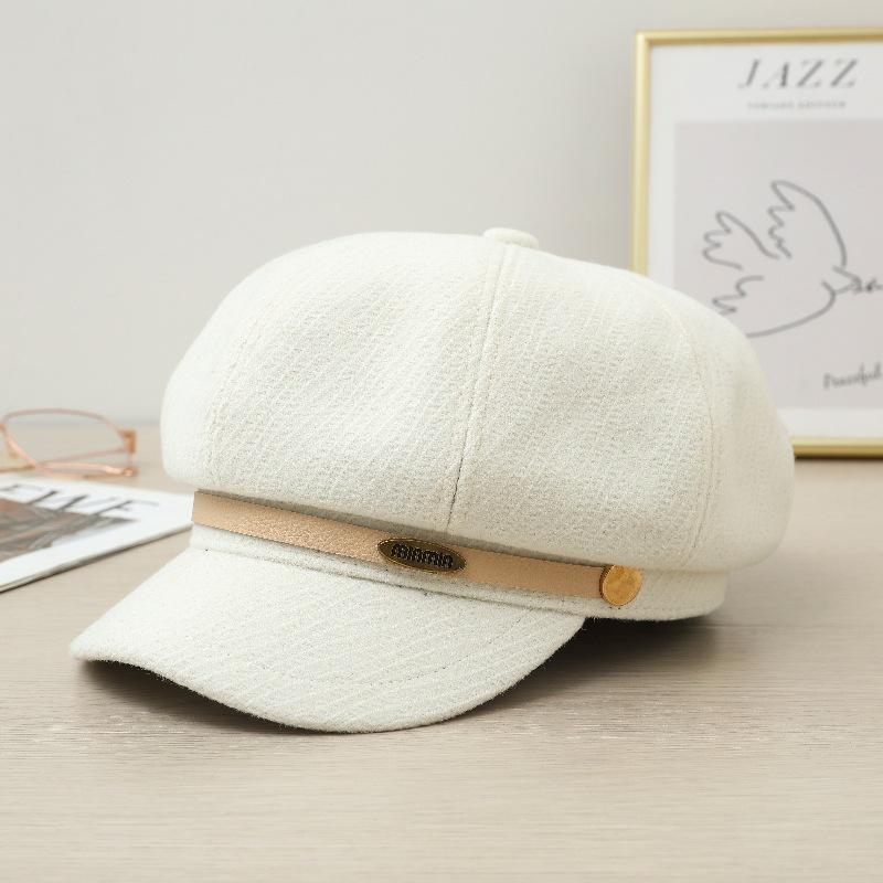 

Женская ретро восьмиугольная кепка с металлической этикеткой: Ветрозащитный уличный берет «утиный нос» и шляпа художника в британском стиле для осени и зимы. M (56-58cm) кремовый/белый