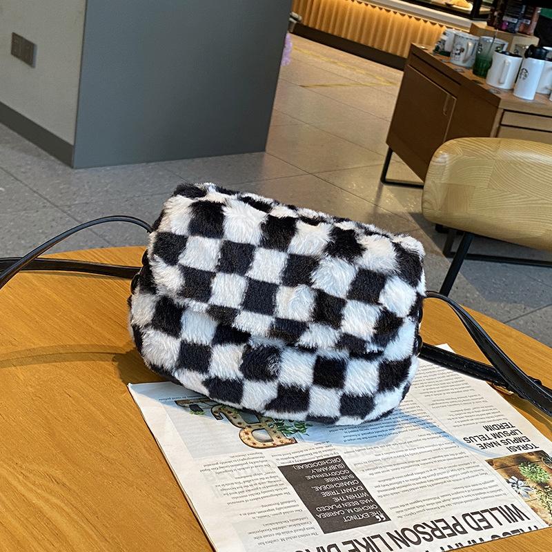 

Черно-белая клетчатая сумка-мессенджер через плечо Женская