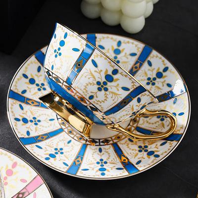 Tasses à café haut de gamme de style français, ensemble de tasses et d'assiettes en céramique de luxe léger et exquis pour couple, vaisselle de maison, cadeaux pour couple