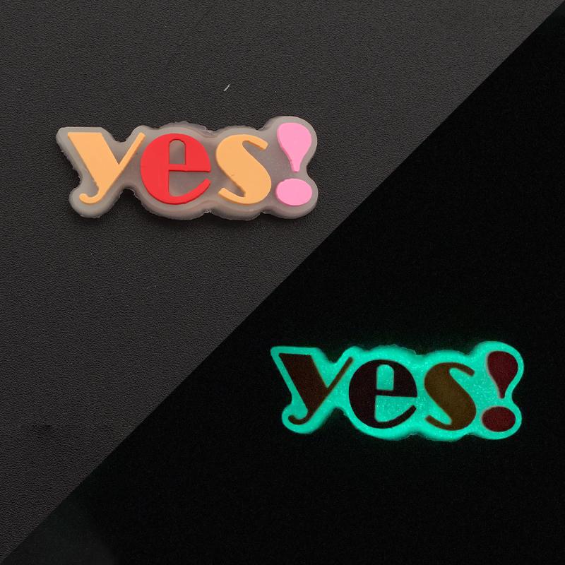 Set Nou de Accesorii Luminoase pentru Pantofi Sandale Tip Croc Decorare Pini Accesorii Pantofi DIY pentru Bărbați Femei Copii Litere Curcubeu Mâncare