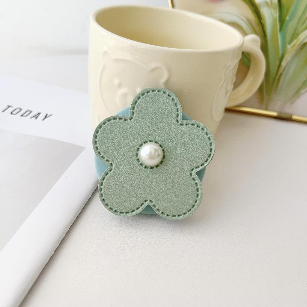 Pearl Leather Flower MagSafe Phone Holder: Strong Retractable Magnetic Grip