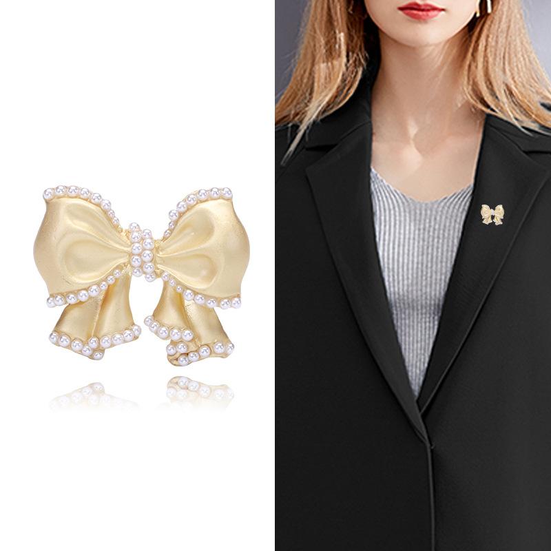 Sweet And Cute Bow Pearl Brooch Small Exquisite Internet Celebrity Alloy Electroplated Gold Corsage Suit Accessories