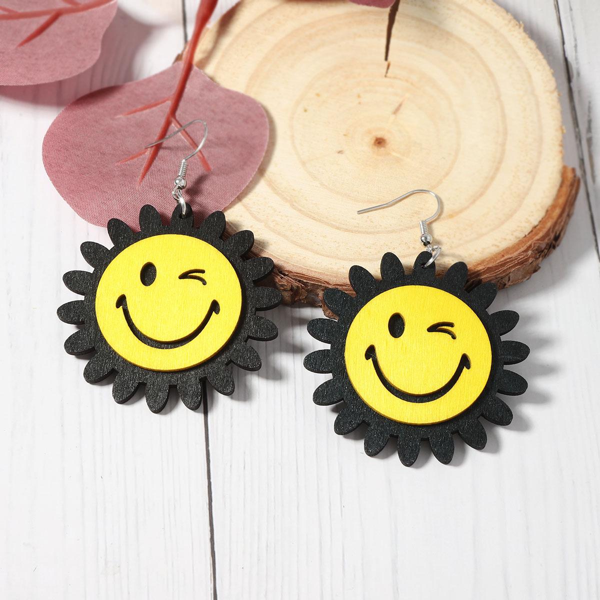 

Fashionable, simple and creative wooden cut and dyed double-layer spliced smiling and sunflower emoji bag, a niche ear hook