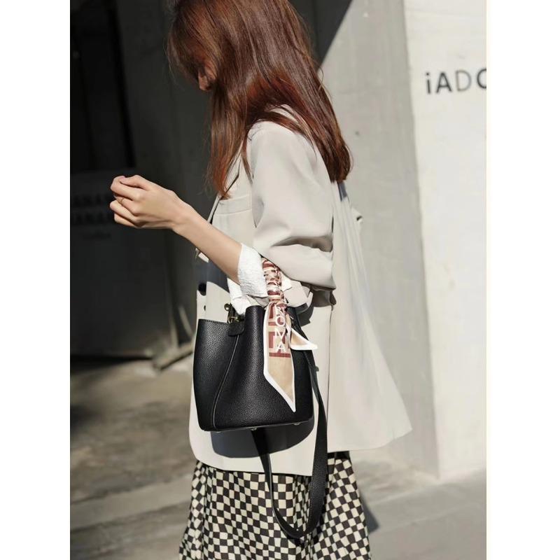 Leather bucket bag, new high-end women's summer messenger bag, large-capacity vegetable basket, cute women's bag.