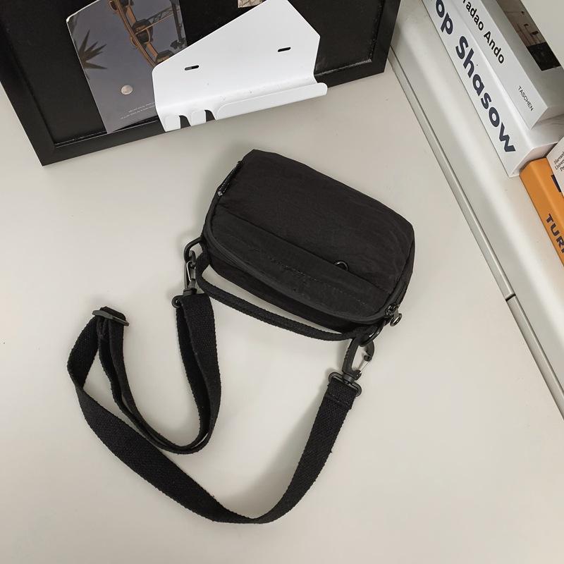 

Niche lightweight messenger bag, small square bag, new fashionable shoulder bag, student large-capacity commuter mobile phone bag tide чорний
