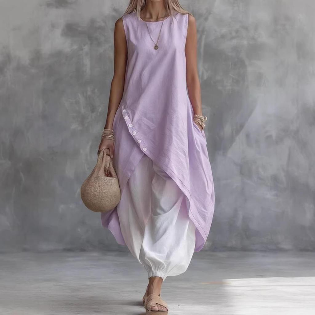 Completo due pezzi composto da top rosa girocollo senza maniche con orlo asimmetrico e pantaloni bianchi a gamba larga