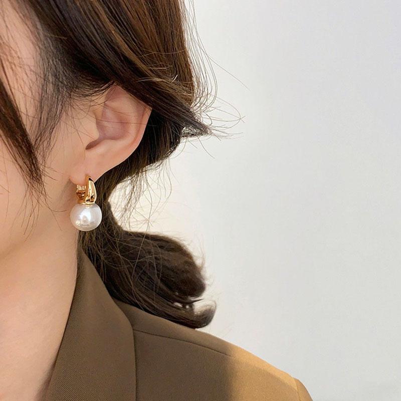 New Cute Pearl Studs Hoop Earrings for Women Gold Eardrop Minimalist Tiny Huggies Hoops Wedding Fashion Jewelry