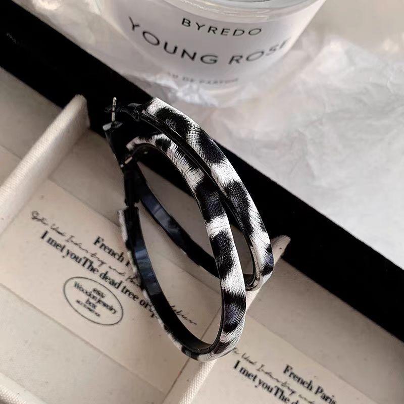

Retro high-end Maillard leopard print large hoop earrings for women European and American exaggerated personality fashion earrings earrings 925 sterling silver posts