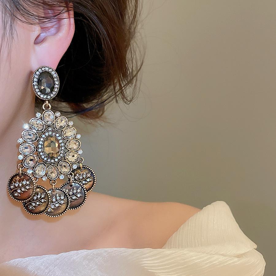Silver Needle Retro Diamond-Inlaid Water Drop Tassel Earrings: Vintage Style, Light Luxury, High-End Feel, Fashionable Stud Accessories.