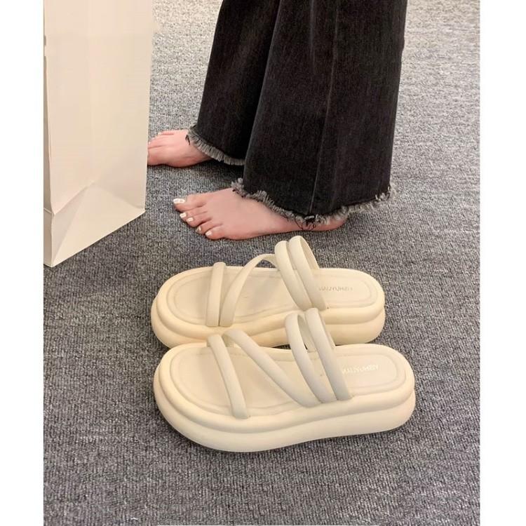 Internet Celebrity Popular Slippers Muffin Bottom Beach Cool Slippers Women Wear 2025 Summer New Solid Color Sandals Stepping On Shit Feeling