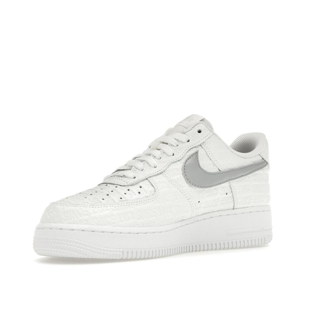 Nike Air Force 1 Low Seit 1982 Damen Sneaker Weiß Summit-White Metallic-Silber FJ4823-100