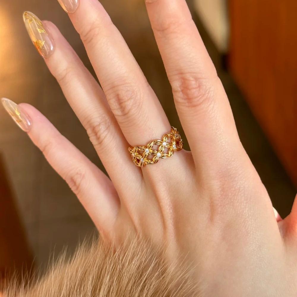 Vintage Floral Openwork Four Leaf Clover Ring Women Elegant Hollow Diamond Luxury Grid Jewelry