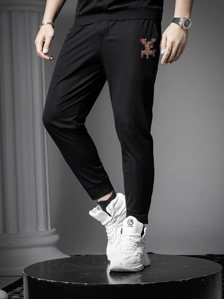 European Style Thin Men s Casual Pants 2025 Summer New Trendy Brand Printed Jogger Pants Men s Sports Long Pants 4XL чёрный