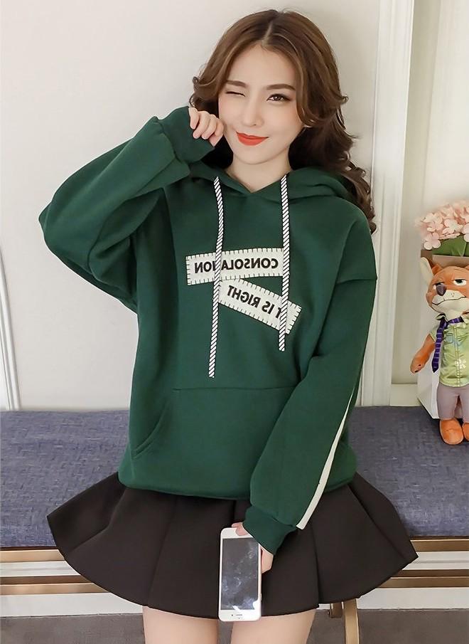 Korean Ulzzang Plus Velvet Hoodie for Women: Warm, Loose Fit, Harajuku Style Pullover with Hood for Autumn and Winter.