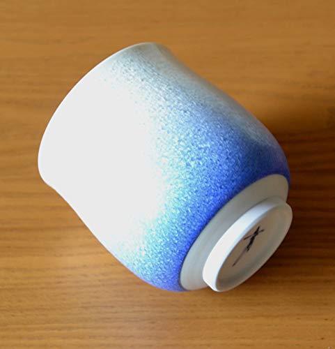 Arita-Porzellan-Teetasse, mit indigoblau gefärbtem Wassertropfenmuster, präsentiert in einer schönen Holzgeschenkbox. Baba Shinemon Brennofen, Hasami-Keramik, Präfektur Saga, große Größe.