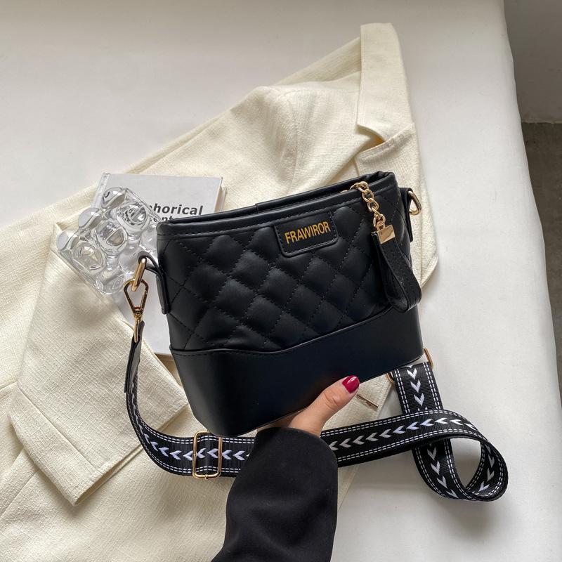 Niche diamond stray bag 2025 new contrasting colors popular wide shoulder strap messenger bag fashionable and simple shoulder bag