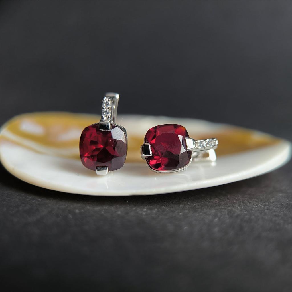 Серебряные серьги с искусственным гранатом nano 4.628ct, фианитами (60002411)