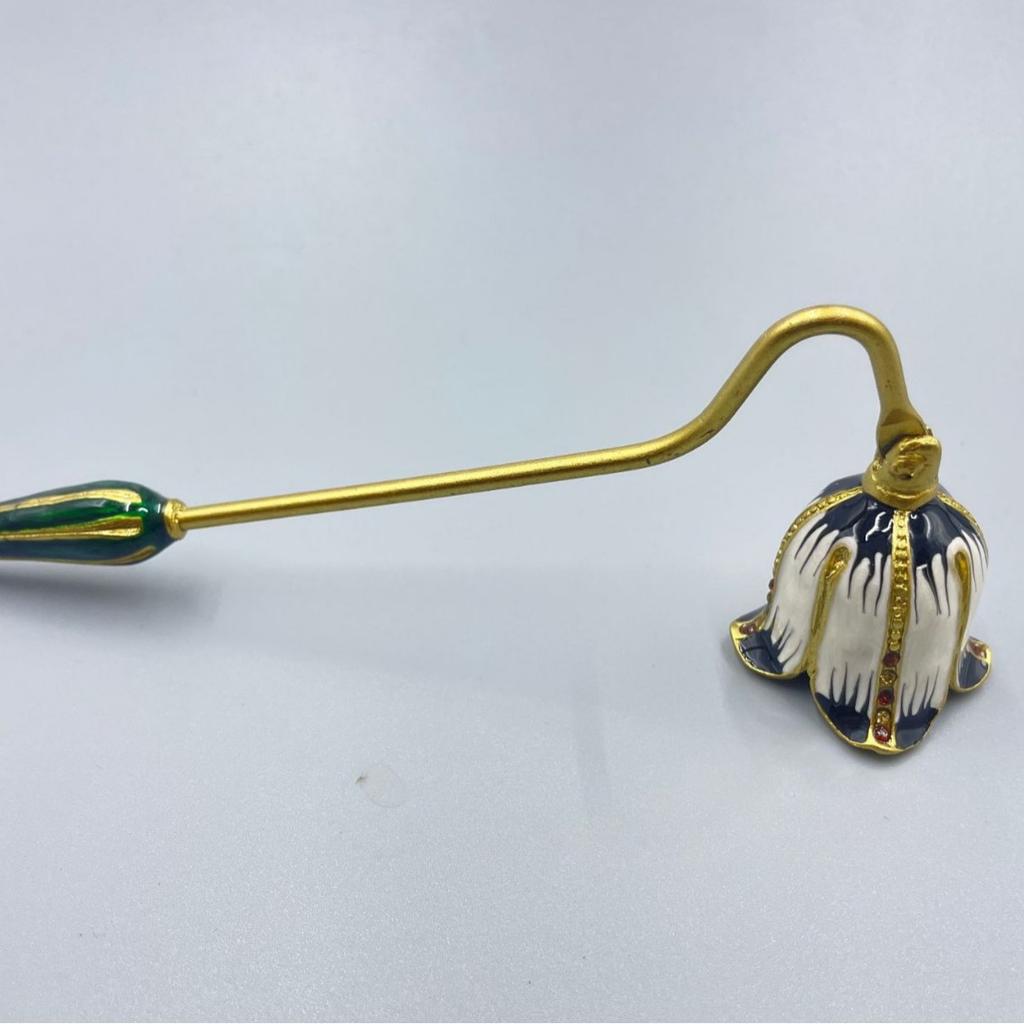 Vintage Candle Snuffer with Long Handle, Classic Brass Candle Extinguisher Tool, Elegant Fire Safety Accessory for Home Decor