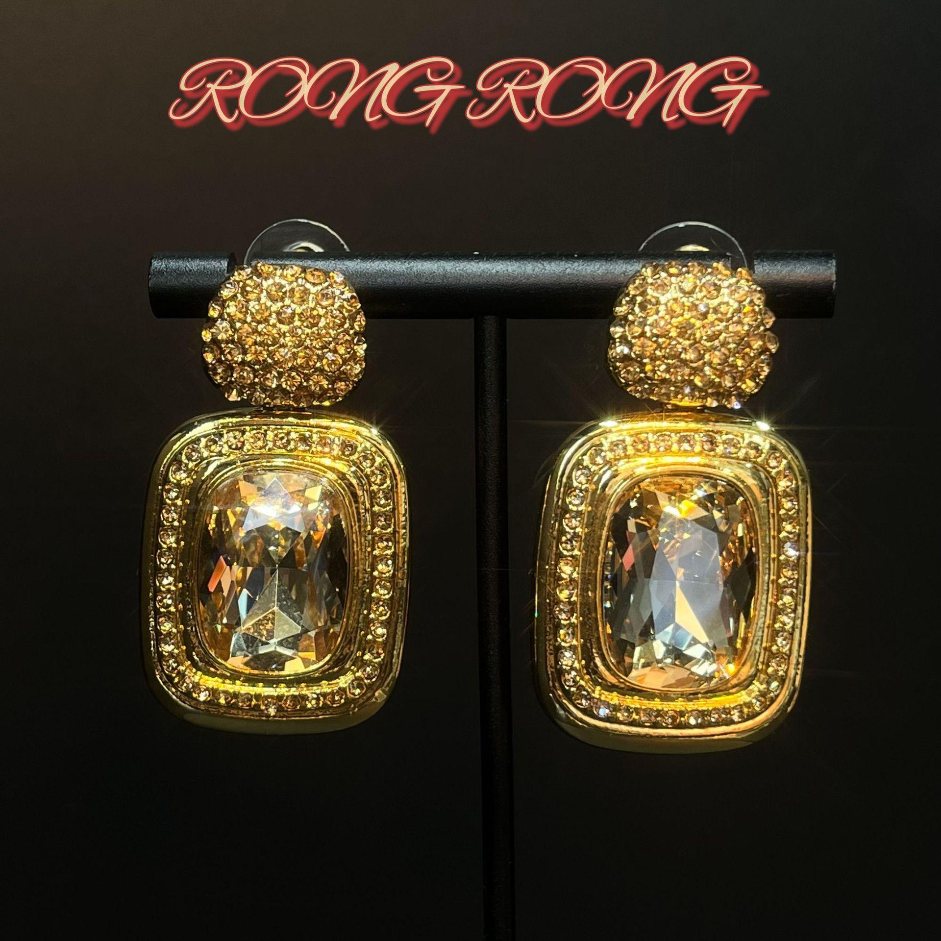

Middle Aged Exquisite Simple Square Gold Zircon Earrings Retro Palace Luxurious Texture Socialite High-end