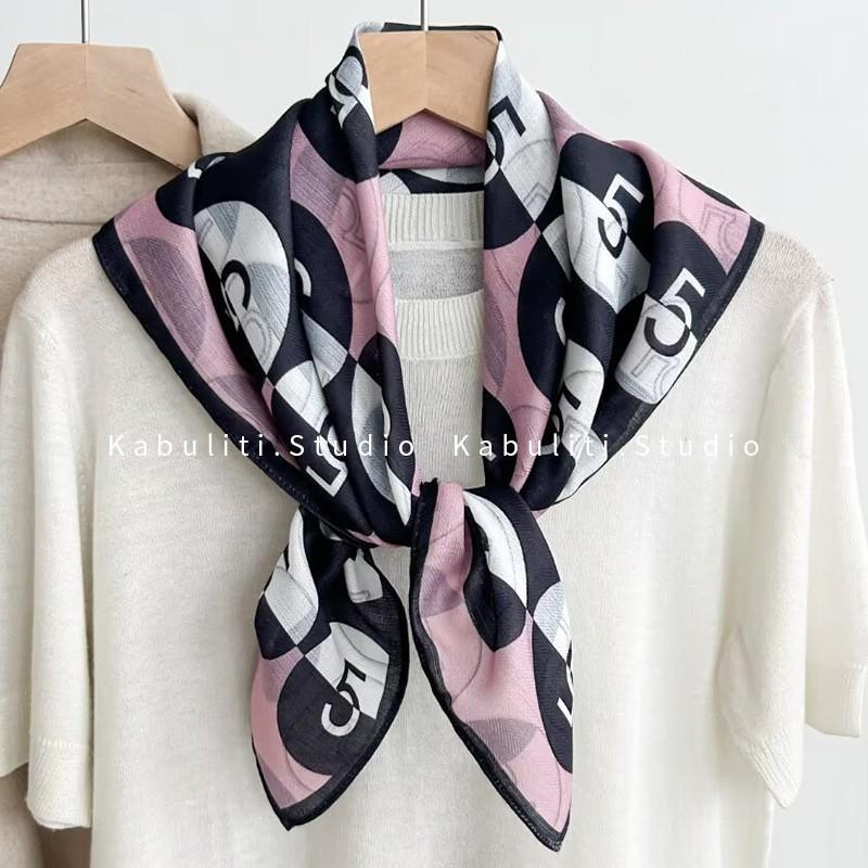 70x70cm Lightweight Square Scarf Women Vintage Black Floral Print Silk-Feel Neck Wrap UV Protection Stylish Accessory